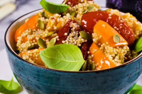 Bowl de quinoa aux légumes rôtis