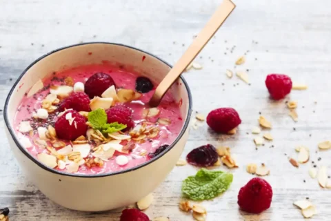 Smoothie bowl aux fruits rouges